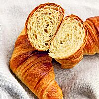 Die goldbraun ausgebackenen, aromatischen Croissants haben eine tolle Porung.