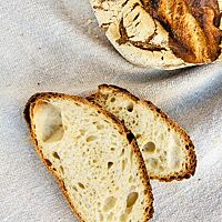 Das Mediterrane Dinkelbrot hat eine kräftig ausgebackene Kruste voller Aromen und eine luftig-lockere Krume.