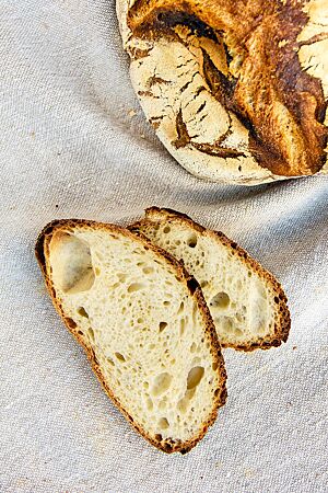 Das Mediterrane Dinkelbrot hat eine kräftig ausgebackene Kruste voller Aromen und eine luftig-lockere Krume.