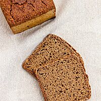 Das Honig-Salz-Brot hat eine saftige, kleinporige Krume.