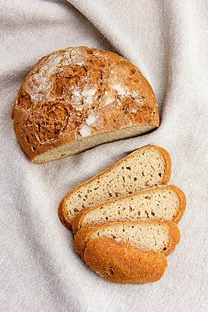 Die im Anschnitt sichtbare Krume des glutenfreien Brotes ist locker und saftig.
