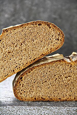 Die „no knead“-Variante des Weizenvollkornbrotes hat eine lockere, kleinporige Krume.