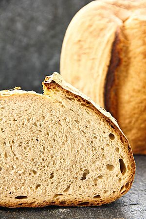 Das Dinkelbrot zeigt seine lockere, elastische Krume den hohen Brotquerschnitt.