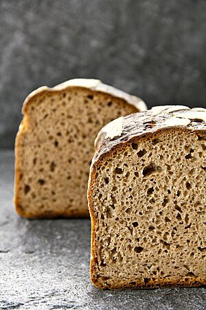 Das halbierte Roggenkastenbrot in der Übernacht-Variante zeigt die kleinporige, lockere Krume.