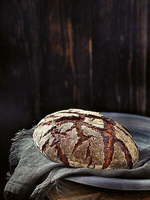 Das Hausbrot hat eine rustikal eingerissene, kräftig ausgebackene Kruste.