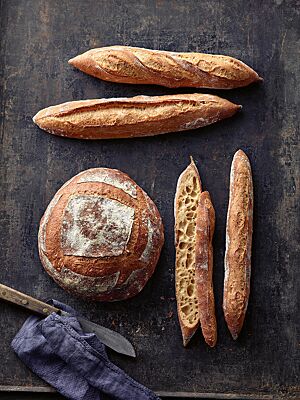 Die Baguette haben eine knusprig-splitterige Kruste.