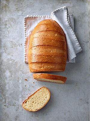 Das Weißbrot hat eine glänzende, goldbraun ausgebackene Kruste und eine elastische, lockere Krume.