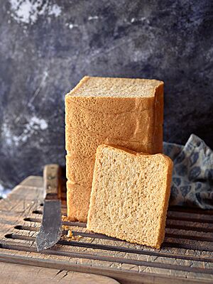 Das Toastbrot im Anschnitt zeigt die luftig-lockere Krume umgeben von einer feinen, goldgelb ausgebackenen Kruste.