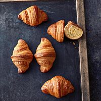 Die butterigen Croissants haben eine luftig-lockere, wabenförmige Krume.