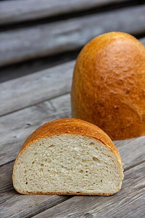 Almbackbuch: Weißer Laib. Im Anschnitt zeigt der Weiße Laib seine fluffige, elastische Krume.