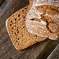 Die Krume des Weizenvollkornbrötchens ist locker und elastisch.