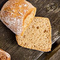 Die Weizenbrötchen aus Vollkornmehl haben eine goldgelb ausgebackene, rustikale Kruste.