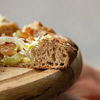 Der fränkische Hitzplootz zeigt angeschnitten seine kleinporige, lockere Krume, die durch den Roggenanteil braun gefärbt ist.