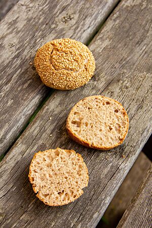 Rustikale Burger Buns: gehen auch als gute Brötchen durch. Im Anschnitt zeigt sich die lockere, klein- bis mittelporige Krume der knusprigen Burger Buns.