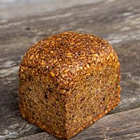 Das im Backrahmen gebackene Low-Carb-Brot hat eine goldbraun ausgebackene, glänzende Kruste