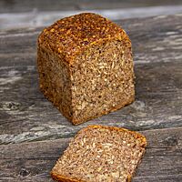 Das Low-Carb-Brot hat eine kompakte Krume und eine goldbraun glänzende Kruste.
