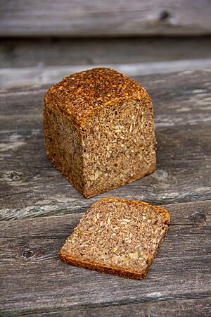 Low-Carb-Brot: So einfach geht Low-Carb. Das Low-Carb-Brot hat eine kompakte Krume und eine goldbraun glänzende Kruste.