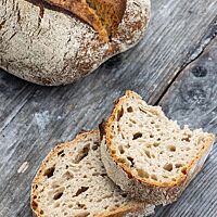 Das Dinkelmischbrot hat eine saftige Krume und eine krosse Kruste.