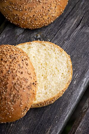 Brioche-Burger Buns: ein wattiger Traum. Ein aufgeschnittener Burger Bun zeigt die wattig-weiche Krume.