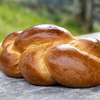 Der Hefezopf hat eine glänzende Kruste.