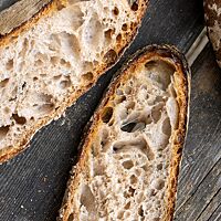 Das Italienische Landbrot hat eine lockere Krume mit groben, unregelmäßig verteilten Poren.