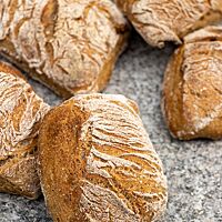 Die eckigen Weizenmischbrötchen sind kräftig ausgebacken und auf der Oberfläche leicht bemehlt.