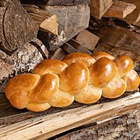 Der goldbraun ausgebackene Sauerteigzopf hat eine glänzende Kruste.