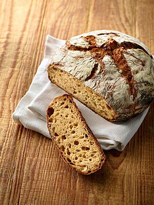 Das Zwiebelbrot mit unregelmäßiger Porung der goldgelben Krume hat eine rustikal aufgerissene Kruste.