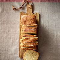 Das Toastbrot hat eine goldgelb ausgebackene, glatte Kruste und eine helle, feinporige Krume.