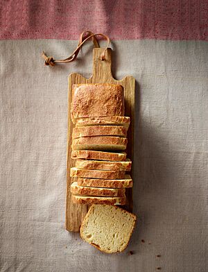 Das Toastbrot hat eine goldgelb ausgebackene, glatte Kruste und eine helle, feinporige Krume.