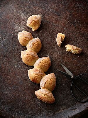 Das Pain d‘épie ist ein goldgelb ausgebackenes Stangenweißbrot, welches mit der Schere so eingeschnitten wurde, dass es wie eine Ähre aussieht.