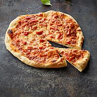 Die knusprig ausgebackene Pizza mit mitteldickem Boden ist mit Tomatenstücken und Mozzarella belegt.