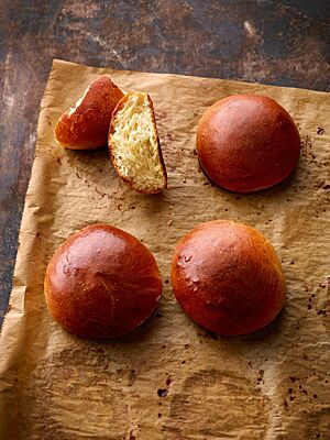 Die runden Milchbrötchen haben eine stark glänzende, goldbraun ausgebackene Kruste und eine wattige, elastische Krume.