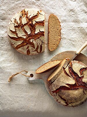 Sowohl das Roggenmischbrot mit Dinkel (rechts) als auch das Roggenmischbrot (links) haben eine kräftig ausgebackene, rustikal aufgerissene Kruste und eine helle, kleinporige Krume.