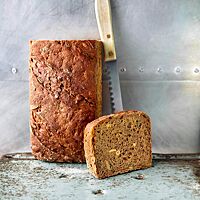 Das in einer Kastenform gebackene Saatenbrot hat eine glänzende, mehrfach diagonal eingeschnittene Oberfläche und eine kleinporige, von Saaten durchzogene Krume.