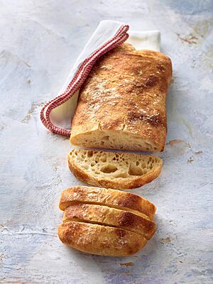 Das Ciabatta hat eine glatte, goldgelb bis goldgelb ausgebackene Oberfläche und eine helle, mittel- bis grobporige Krume.