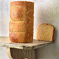 Das in einer Kastenform gebackene Toastbrot hat eine glatte, dünne Kruste und eine kleinporige, goldgelbe Krume.