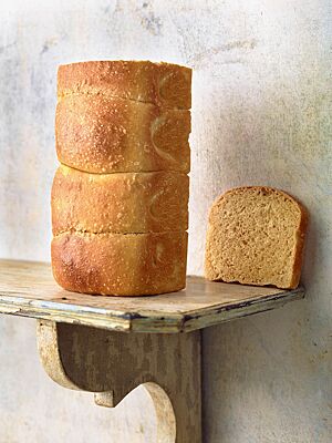 Das in einer Kastenform gebackene Toastbrot hat eine glatte, dünne Kruste und eine kleinporige, goldgelbe Krume.