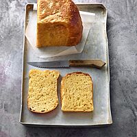Das Sandwichkastenbrot hat eine wattige, gelblich gefärbte Krume und eine weiche, goldbraun ausgebackene Kruste.
