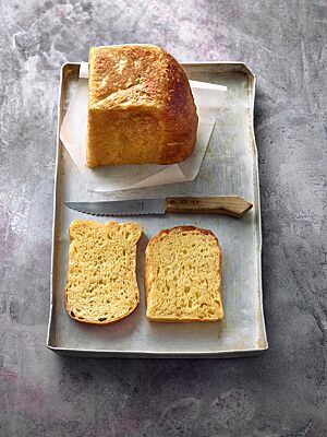 Das Sandwichkastenbrot hat eine wattige, gelblich gefärbte Krume und eine weiche, goldbraun ausgebackene Kruste.