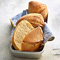 Die eckigen, diagonal eingeschnittenen Frühstücksbrötchen mit goldgelb ausgebackener Kruste haben eine kleinporige, lockere Krume.