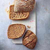 Das eckige Weizenvollkornbrötchen (oben) hat eine mittelporige, lockere Krume und eine leicht bemehlte, fein gemasterte Kruste. Die dunkelbraun gefärbte, feinporige Krume des eckigen Weizenschrotbrötchens (unten) ist von einer kräftig ausgebackenen, mit Schrot bestreuten Kruste umgeben.