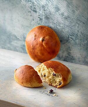 Die Kruste der runden Rosinenrötchen ist glatt und goldbraun, während die fluffige Krume kleinporig, hellgelb und mit Rosinen gespickt ist.