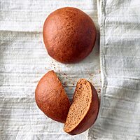 Die runden Schokobrötchen haben eine goldbraun ausgebackene, feine Kruste mit glatter, glänzender Oberfläche und eine feinporige, braun gefärbte Krume.