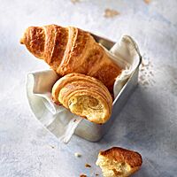 Die goldbraun ausgebackenen Croissants mit glänzender Oberfläche haben eine helle, wattige Krume.