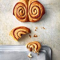 Die goldgelb bis goldbraun ausgebackenen Franzbrötchen haben eine wattig-weiche Krume.