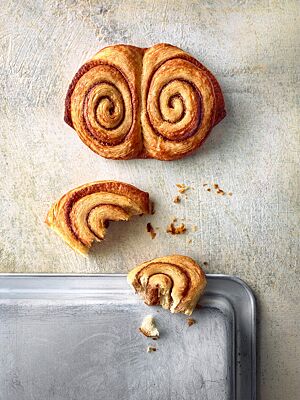 Die goldgelb bis goldbraun ausgebackenen Franzbrötchen haben eine wattig-weiche Krume.