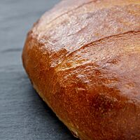 Das Weizenweißbrot hat eine goldbraun ausgebackene, stark glänzende Kruste.