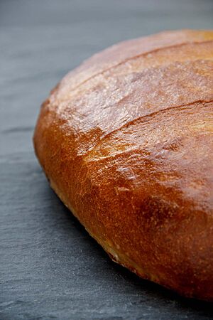 Das Weizenweißbrot hat eine goldbraun ausgebackene, stark glänzende Kruste.