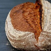 Das Dinkelbrot hat eine bemehlte, knusprig ausgebackene Kruste.